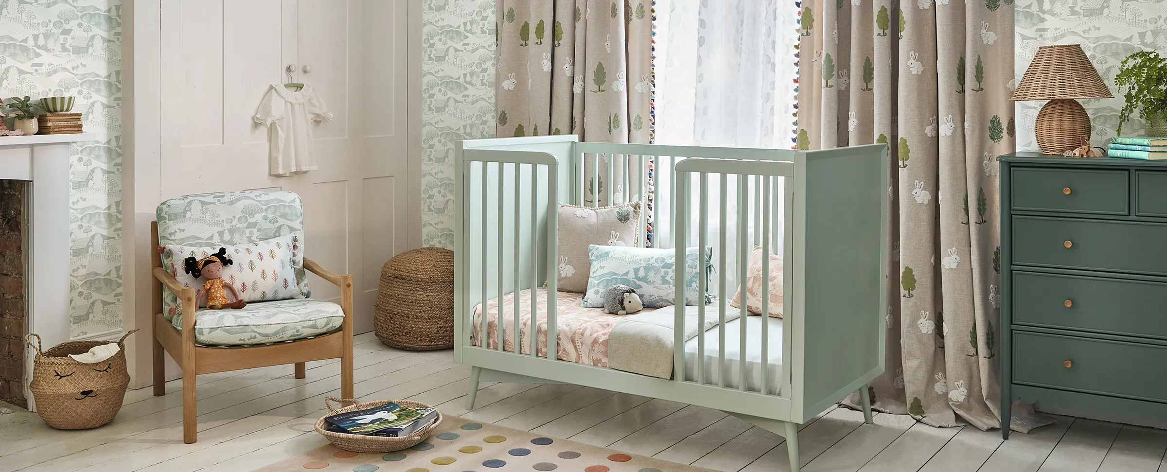 Kinderzimmer mit grüner Innenausstattung von Romo.