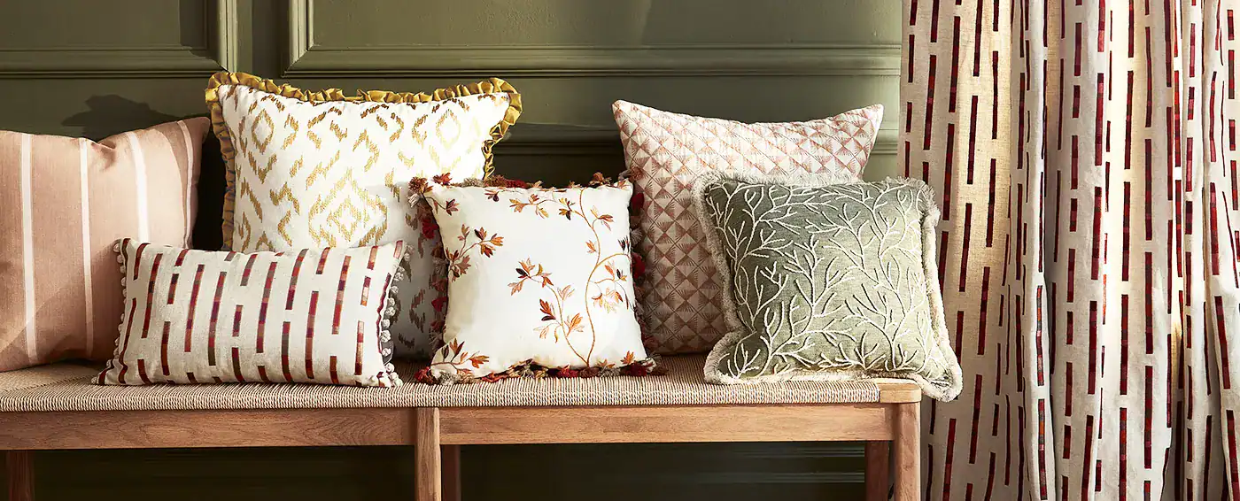 Verschiedene Kissen auf einer Bank von Romo.