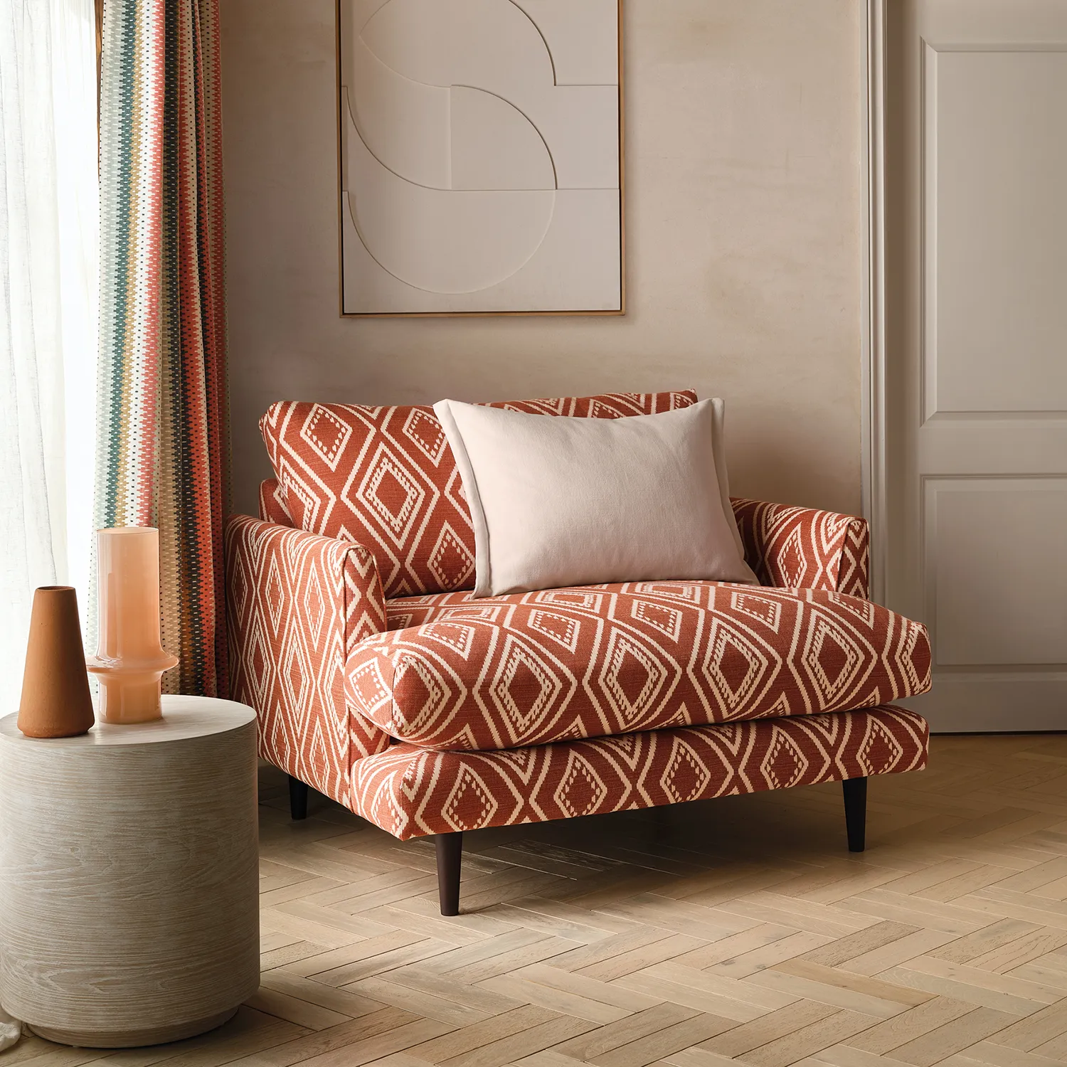 Aktueller Trend: Große Muster in Rot und Beige von Romo.